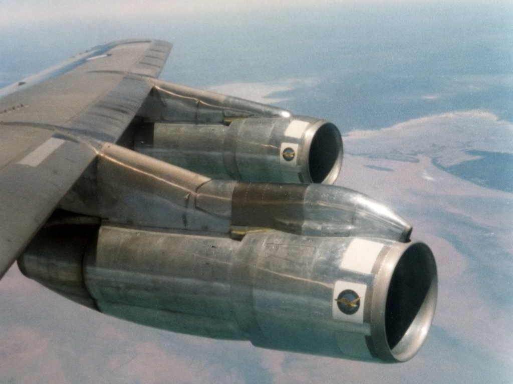 Two podded engines under the wing of a Boeing 707