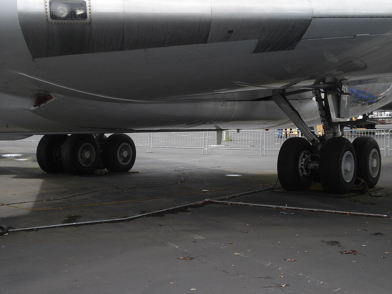 Main landing gear of a Boeing 707